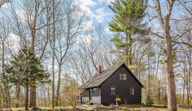 Renovated woodland home with lovely deck & firepit - minutes to Swan Lake