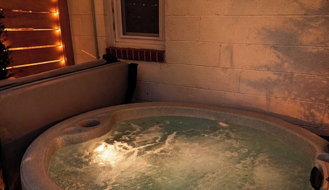 Restored 1960s Motel, Luxe Studio Suite, Woodland Retreat