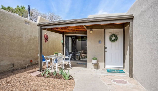Retro Condo in the North East Heights, 2bd/1ba, garage, Pet friendly