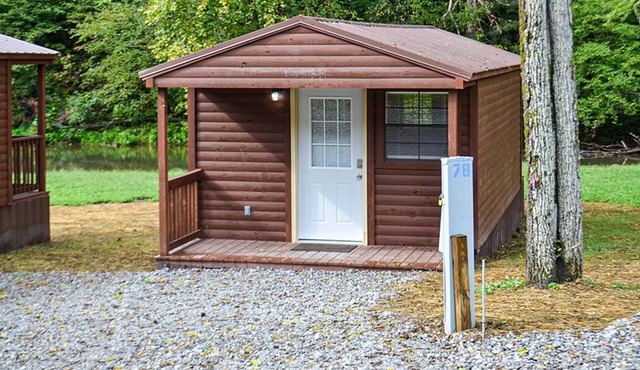 River Forge Cabin 75 - Cozy and Rustic 1 Bedroom Cabin - Creek Front