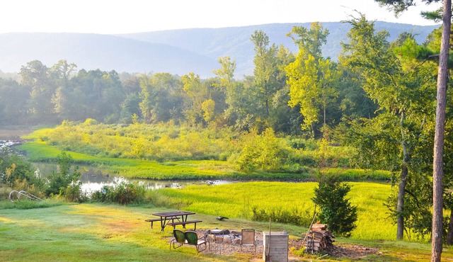 River Front Lodging, Hot Tub, King Bed, Feel Like You Are Sleeping in the Woods!