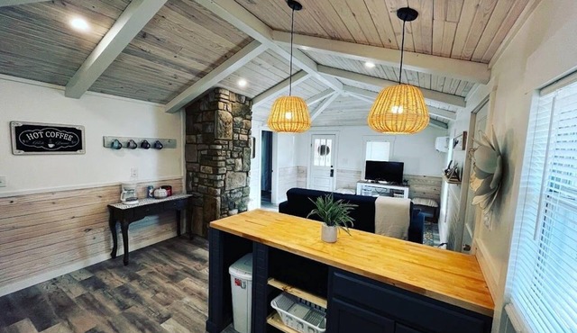 River Rock Cabin - Near Spring River and Main St