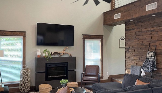 "RIVER TIME" CABIN DIRECTLY ON CADDO RIVER, FLAT YARD