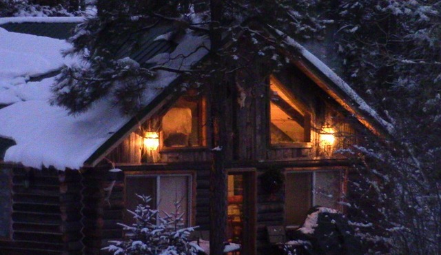 Riverfront Log Cabin, minutes away from your outdoor adventure