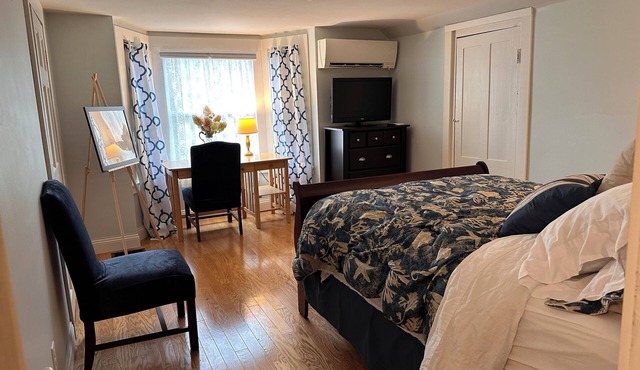 Rockland Harbor, Restaurants & Art galleries steps away, 30 day minimum