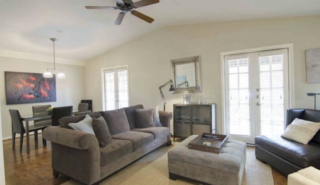 Romantic townhouse with private entrance, private patio, WiFi, and full kitchen