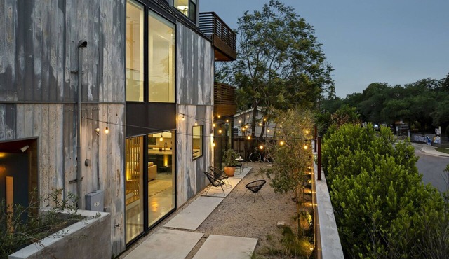 Rooftop Deck, DT City Views, Modern Eastside Oasis