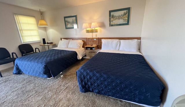 Room 112 - Double Full - Sleeps 4 - West Lake Grandvue Inn