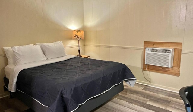Room 26 - Standard Queen - Sleeps 2 - Harper Motel