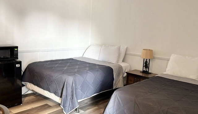 Room 27 - Double Queen - Sleeps 4 - Harper Motel