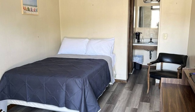 Room 31- Standard Queen - Sleeps 2 - Harper Motel