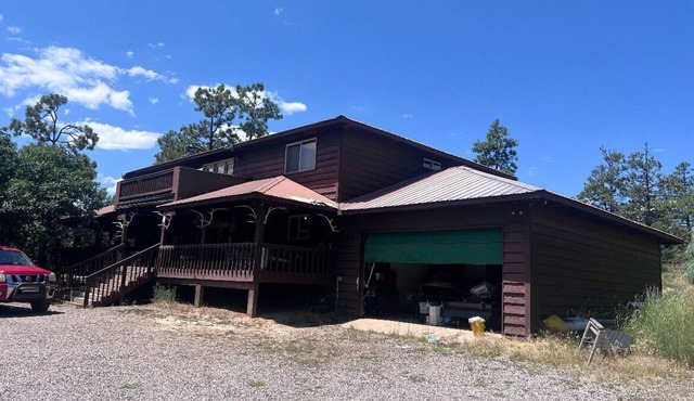 Rustic 7-BDRM and 3-bath lodge in a gated community in Los Ojos with WiFi access