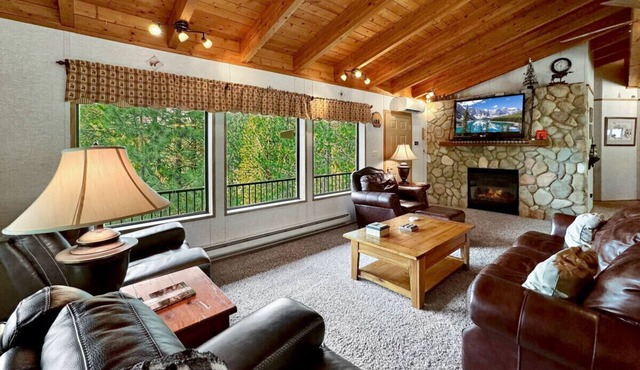 Rustic Cabin with Modern Comforts! in Cascade