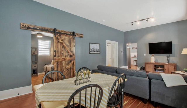 Rustic Retreat - Cute and Cozy! King! Centrally located