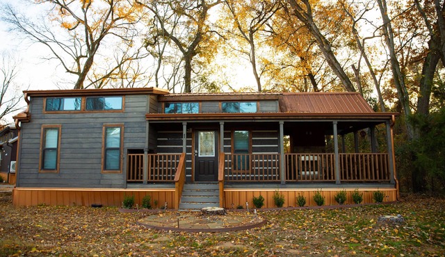 Rustic Retreat W/One Bedroom & loft With Outdoor Fireplace