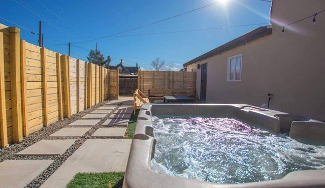 "Sage Suite" @ ArnoTriplex! Hot Tub+Pet Friendly!