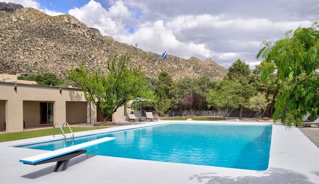 Sandia Foothills Luxury Estate- Swimming Pool/Spa, Putting Green - Amazing Views