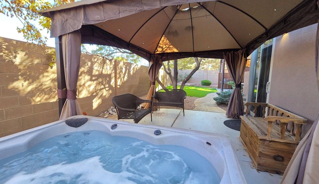 " Santa Fe Style" 4bedrooms, Hot tub and Pets Welcome, 5G Fiber WiFi !