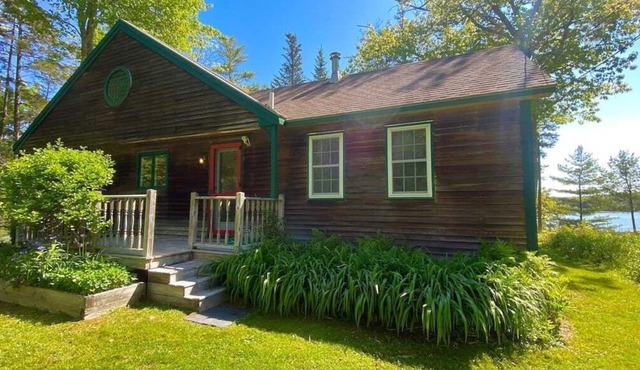 Sea Heather Cottage: Sunny Waterfront Escape for N