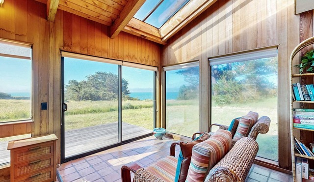 Sea Ranch 2BR oceanfront home — meadow views near Black Point