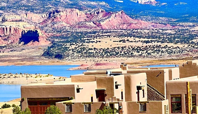 Secluded Desert Oasis: Luxurious Inn-Abiquiu Lake Views-Daily Gourmet Breakfast.