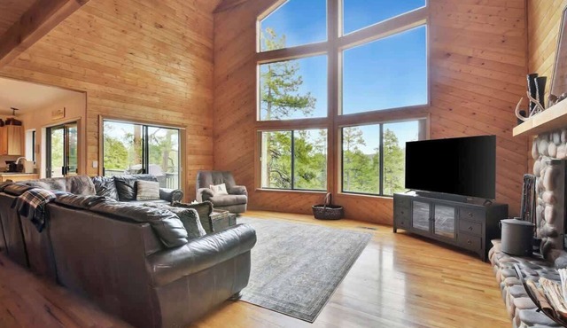 *Secluded Forest Retreat* Charming 5 Bedroom Cabin