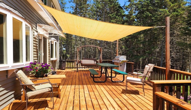 Secluded house just minutes away from Deer Isle/Stonington villages and beaches!