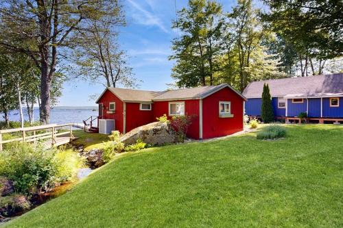 Secluded lakefront cottage great views, dock & boat launch