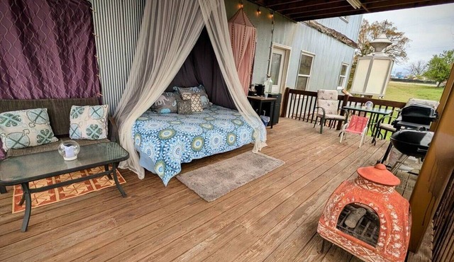 Second level glamping deck with stunning mountain view!