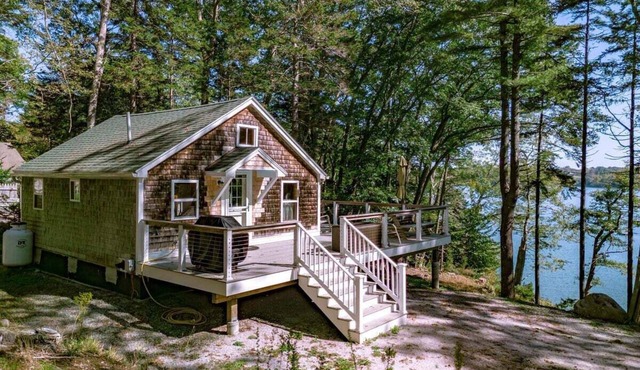 Settlers Cottage, cute Maine home with water views