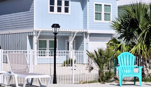 Seven Palms Waterfront! Hot Tub, Arcade, Pool, Gas Grill. Walk to Pier & Pubs
