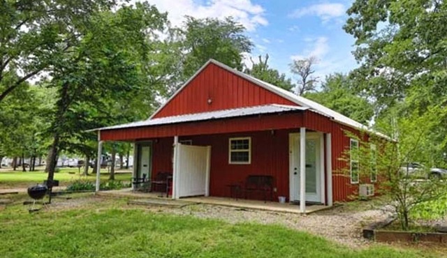 Shady Oaks RV Resort 1 Bedroom Modern Cabin