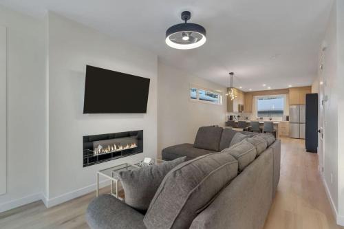 Shaganappi 2BR with private Baths, Walk to CTrain, Garage Parking, Full Kitchen