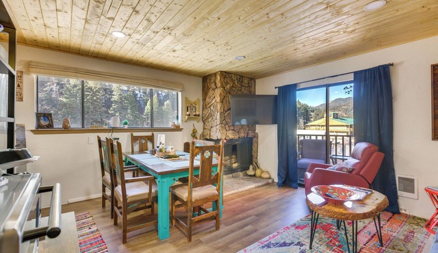 Ski-in Red River Retreat: Balcony, Mountain Views!