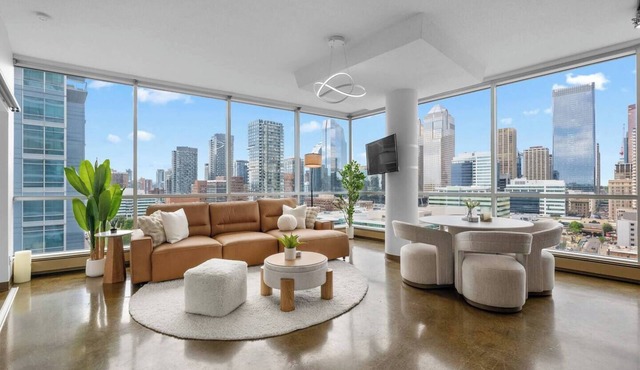 Sky High Style w Views, AC, Prkg