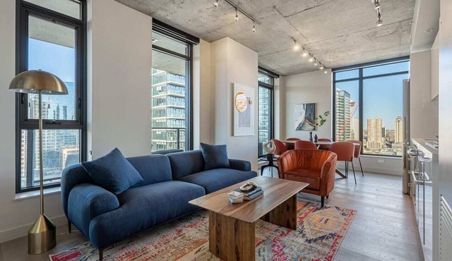 Skyline Views -POOL, Patio, Prkg & Gym - 2BR 2BA