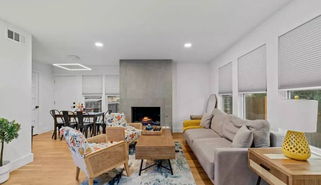 Sleeps 12, Fast Wi-Fi, EV Charger, Remote Worker