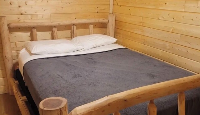 Soothing 1-bedroom cabin located at Gold & Blue cabins in Bluefield