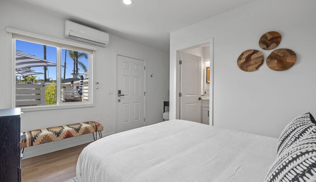 South Oceanside Bunalow 8 - Deluxe Work and Stay Full Studio + Patio