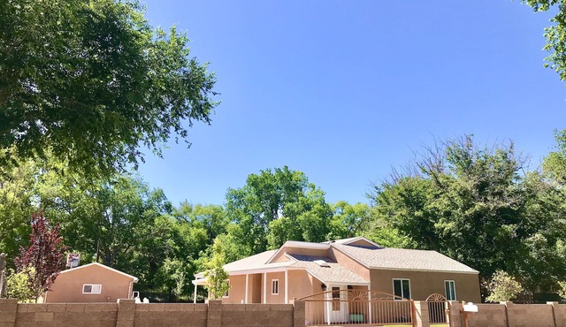 Spacious Family Retreat 4brm Sleeps 10 Parkside Quiet Los Ranchos Oasis