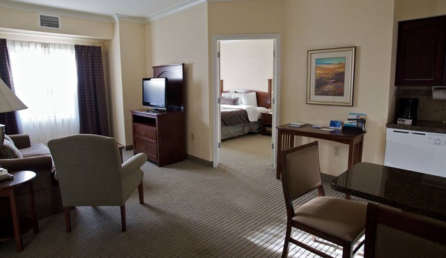 Spacious 2-BR Suite Sleeps 8 w/Breakfast