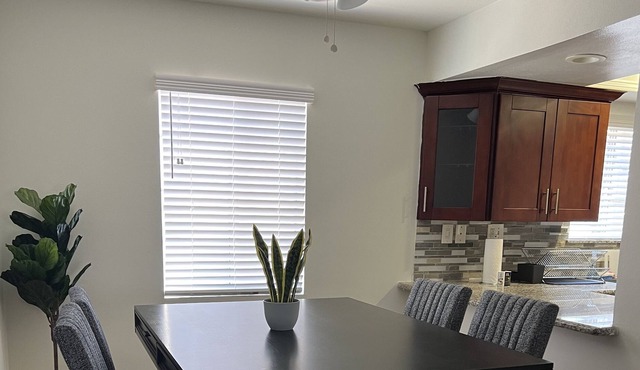 Spacious 2BR, 2BA Townhouse near Hollywood, Burbank and Pasadena