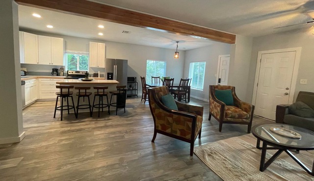Spacious 3 bedroom 2 bath home w/ large kitchen and wifi