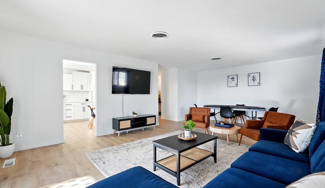 Spacious 3-bedroom house with card table, backyard and Wifi in NE Albuquerque
