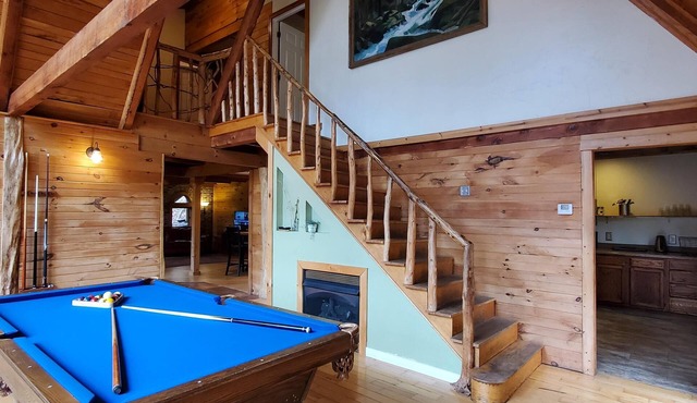 Spacious 3-BR, Lodge. Pool Table,Smart Satellite TV, Wi-Fi, Large Dining Hot Tub
