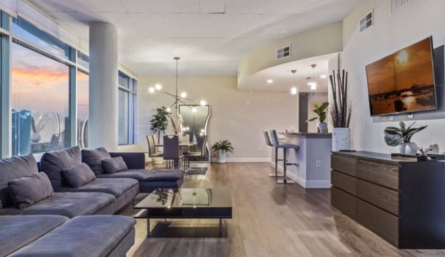 Spacious 4 bd/2bath 2100 sq ft Downtown Condo