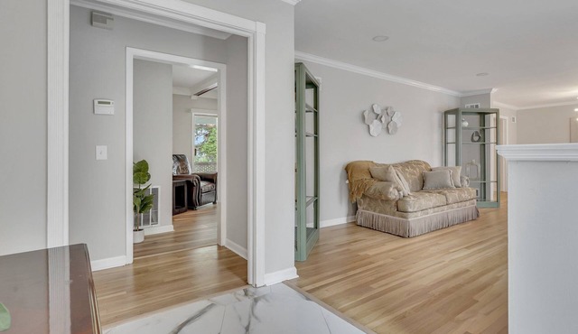Spacious 4-Bedroom/3 Bath Furnished Mid-Term Charming Home in Mid-Town Savannah