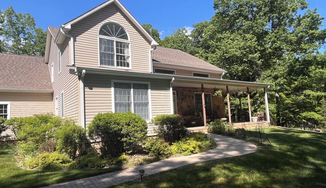 Spacious 4-bedroom house with decks in Blacksburg, 7 minutes from VT campus.