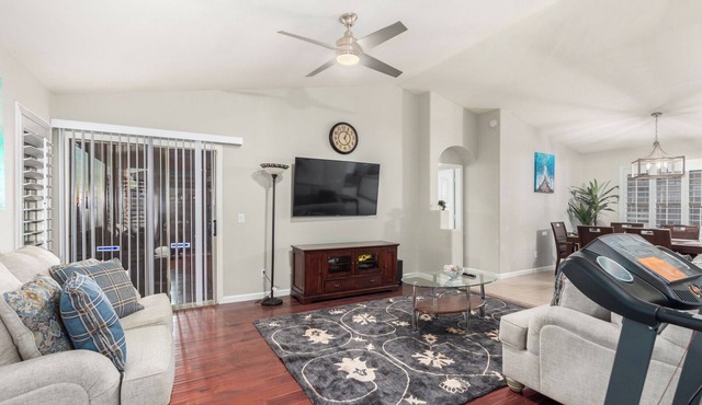 Spacious 4-bedroom house in amazing Phoenix with fitness room, WiFi in Phoenix