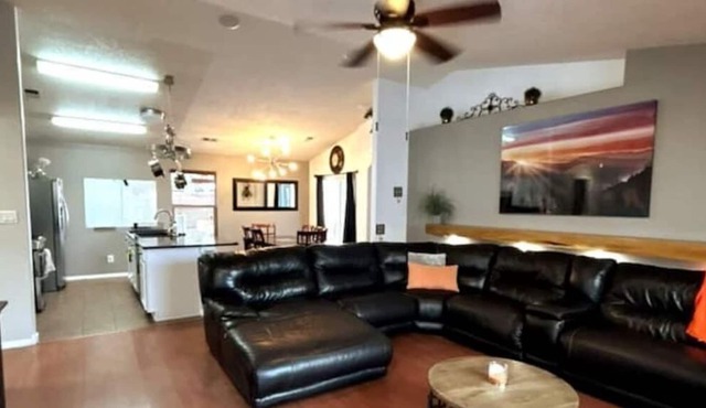 Spacious 4 Bedroom Oasis with Pool Table, Backyard Paradise,🥶AC, and Fast WiFi!